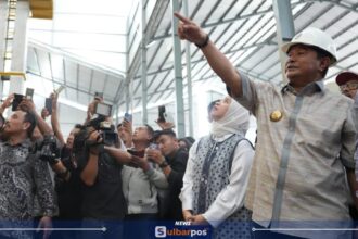 Pj Gubernur Sulbar, Bahtiar Baharuddin saat mengunjungi pabrik pengolahan padi modern.( Foto dok pemprov Sulbar)