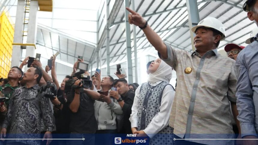 Pj Gubernur Sulbar, Bahtiar Baharuddin saat mengunjungi pabrik pengolahan padi modern.( Foto dok pemprov Sulbar)