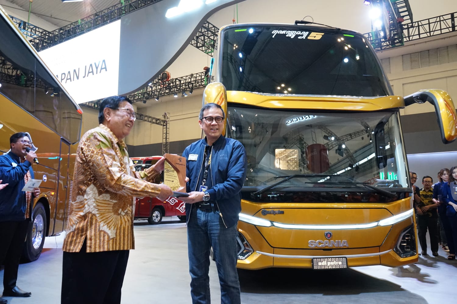 Perusahaan Otobus (PO) asal Tulungagung, Jawa Timur, Harapan Jaya, memperkenalkan dua bus mewah keluaran terbaru di pameran bergengsi GAIKINDO Indonesia International Auto Show (GIIAS) 2024. 