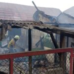 Sejumlah petugas Suku Dinas Penanggulangan Kebakaran dan Penyelamatan (Sudin Gulkarmat) Jakarta Timur, melakukan pendinginan di SDN Pondok Bambu 01, Duren Sawit, pada Selasa (23/7/2024) siang. Foto: Joesvicar Iqbal/ipol.id