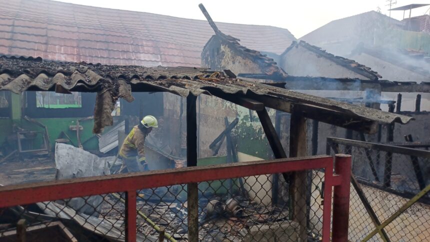 Sejumlah petugas Suku Dinas Penanggulangan Kebakaran dan Penyelamatan (Sudin Gulkarmat) Jakarta Timur, melakukan pendinginan di SDN Pondok Bambu 01, Duren Sawit, pada Selasa (23/7/2024) siang. Foto: Joesvicar Iqbal/ipol.id