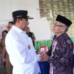 Pj Gubernur Sulbar, Bahtiar Baharuddin saat bertemu tokoh masyarakat dan tokoh agama di Kecamatan Tabulahan, Sulbar.(foto dok pemprov)