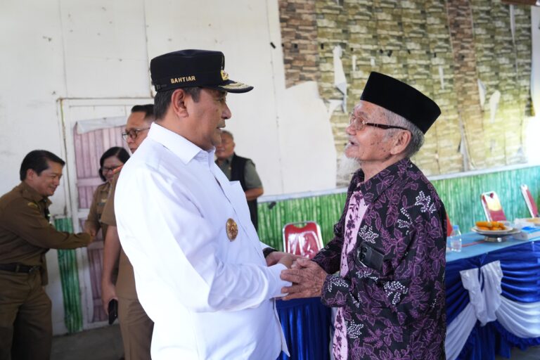 Pj Gubernur Sulbar, Bahtiar Baharuddin saat bertemu tokoh masyarakat dan tokoh agama di Kecamatan Tabulahan, Sulbar.(foto dok pemprov)