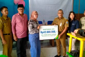 Ahli waris dari pengurus RT di Kelurahan Kebon Sirih Kecamatan Menteng Jakarta Pusat menerima santunan Jaminan Kematian (JKM) dari BPJS Ketenagakerjaan (BP Jamsostek) Cabang Jakarta Kebon Sirih.