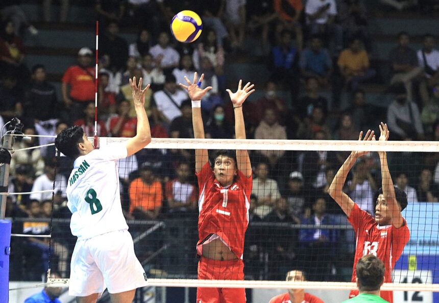 Timnas Indonesia dipastikan melangkah ke babak perempatfinal usai mengalahkan Arab Saudi 3-0 (25-20, 25-13, 25-19) pada babak penyisihan Pul A Kejuaraan Bola Voli Asia Putra U-20 Tahun 2024 (22nd Asian Men's Volleyball Champions) di Jawa Pos Arena Surabaya, Rabu (24/7/2024) malam.