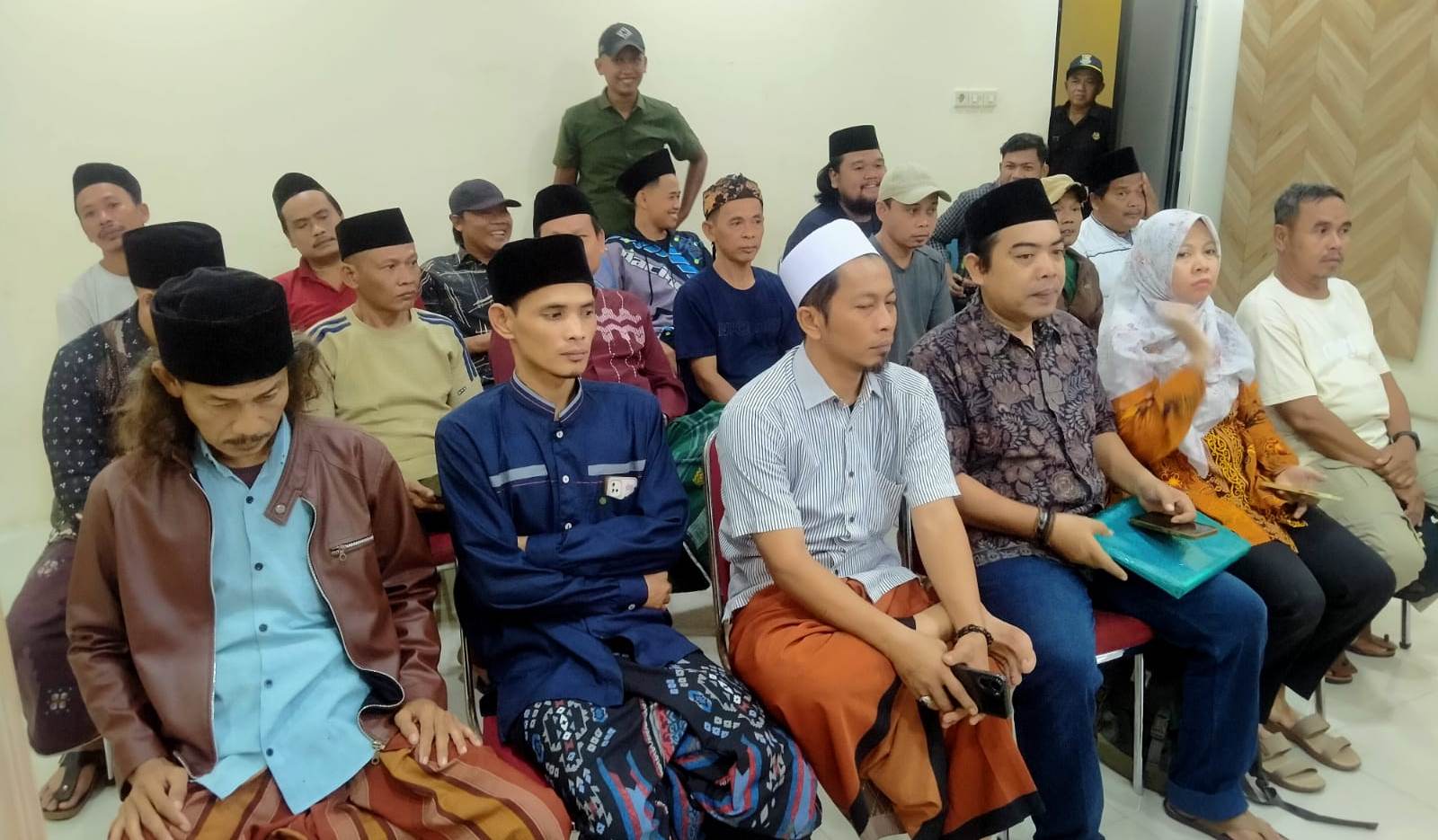 Polisi memberikan klarifikasi usai beredarnya video warga mendatangi rumah ibadah di Kampung Tukang Kajang, Desa Kampung Melayu Timur, Kecamatan Teluknaga, Kabupaten Tangerang, Banten. Foto/ist