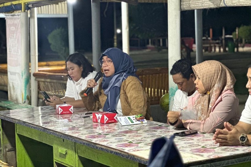 Tim BPJS Ketenagakerjaan Jakarta Pluit menyeberangi Teluk Jakarta untuk bersosialisasi dan mengakuisisi kepesertaan program Jaminan Sosial Ketenagakerjaan (Jamsostek) di Pulau Pari, Kabupaten Kepulauan Seribu, DKI Jakarta.