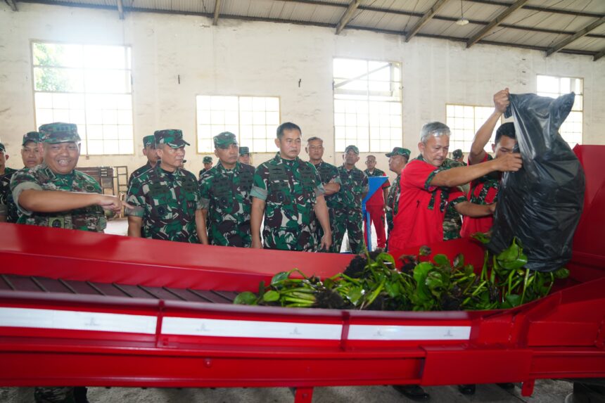 Kepala Staf Angkatan Darat (Kasad) Jenderal TNI Maruli Simanjuntak saat melakukan kunjungan kerja ke Bengkel Pusat Peralatan (Bengpuspal) Pusat Peralatan Angkatan Darat (Puspalad) di Bandung, Jumat (26/7/2024). Foto: Dispenad