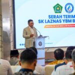 SK LAZNAS YBM BRILiaN saat diserahkan langsung oleh Dirjen Bimas Islam Kemenag RI Kamaruddin Amin, kepada Wakil Direktur Utama BRI Catur Budi Harto, yang merupakan Badan Pembina YBM BRILiaN. Foto: Dok BRI