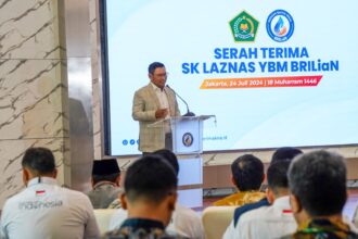 SK LAZNAS YBM BRILiaN saat diserahkan langsung oleh Dirjen Bimas Islam Kemenag RI Kamaruddin Amin, kepada Wakil Direktur Utama BRI Catur Budi Harto, yang merupakan Badan Pembina YBM BRILiaN. Foto: Dok BRI