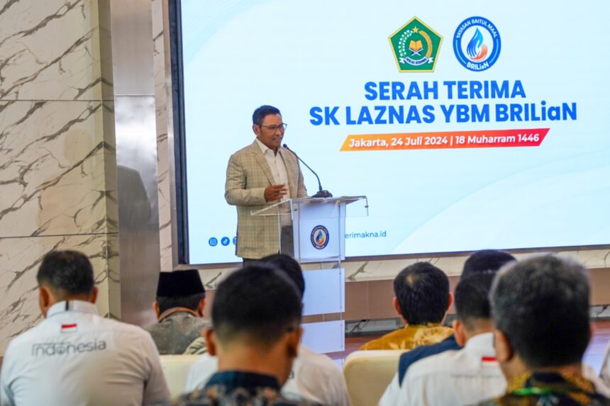 SK LAZNAS YBM BRILiaN saat diserahkan langsung oleh Dirjen Bimas Islam Kemenag RI Kamaruddin Amin, kepada Wakil Direktur Utama BRI Catur Budi Harto, yang merupakan Badan Pembina YBM BRILiaN. Foto: Dok BRI