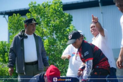 Pj Gubernur Sulbar (kesatu dari kiri), Bahtiar Baharuddin saat melakukan penanaman pohon. Foto: Dok Pemprov Sulbar