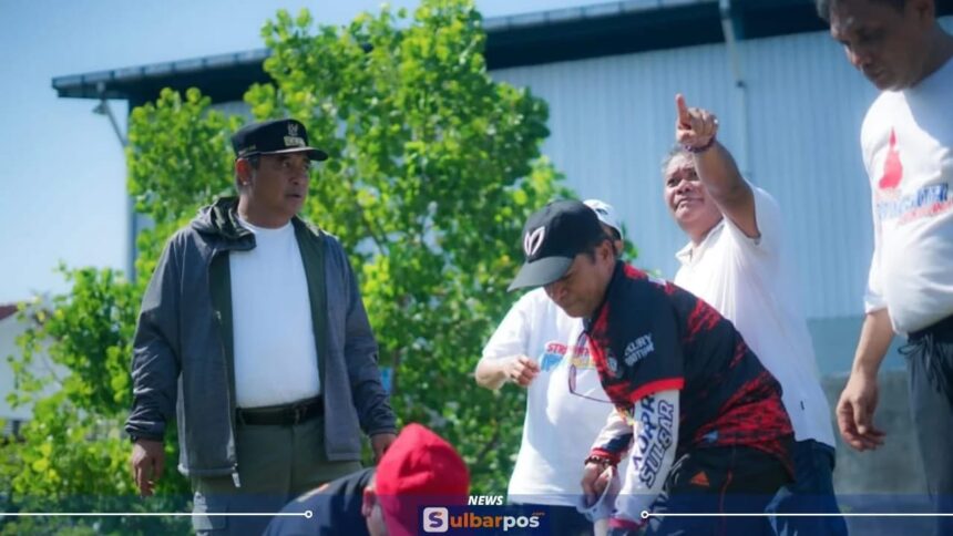 Pj Gubernur Sulbar (kesatu dari kiri), Bahtiar Baharuddin saat melakukan penanaman pohon. Foto: Dok Pemprov Sulbar