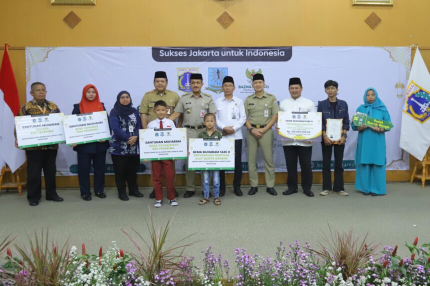 Wali Kota Jakarta Timur, M. Anwar memberikan kunci secara simbolis kepada Pinah, warga RT 004 RW 012 Kelurahan Kelapa Dua Wetan, Kecamatan Ciracas, penerima manfaat bedah rumah dan santunan yatim serta dhuafa dalam kegiatan Gema Muharram 1446 Hijriah di Ruang Pola, Kantor Walikota Jakarta Timur, Selasa (30/7/2024). Foto: Ist