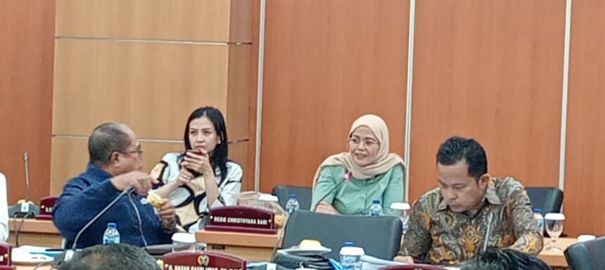 Anggota Komisi B DPRD DKI Jakarta, Desie Christiyana Sari (baju hijau) saat rapat dengan eksekutif, Selasa (30/7/20204).(Foto sofian/ipol.id)