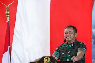 Kepala Staf Angkatan Darat (Kasad) Jenderal TNI Maruli Simanjuntak, saat memberi arahan kepada prajurit, PNS, dan anggota Persit Kartika Chandra Kirana di Korem 161/Wira Sakti dan Batalyon Artileri Medan 20/BY, Kupang, Nusa Tenggara Timur, Selasa (30/7/2024). Foto: Dispenad