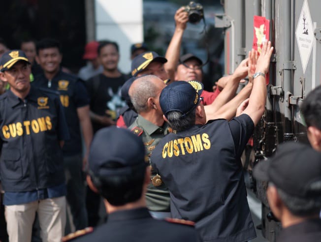 Direktorat Jenderal Bea dan Cukai musnahkan 162.708 botol minuman mengandung etil alkohol (MMEA), 12.646.930 batang rokok, 184 cerutu ilegal, 4.787 buah tembakau lain, ekstrak dan esens tembakau (HPTL-EET), 40.292 gram tembakau iris, serta 74.450 gram molases, dan 1.070.800 rokok sigaret kretek mesin (SKM) berbagai merek tanpa pita cukai di satu unit truk di halaman kantor pusat Bea dan Cukai di Jakarta Timur, Rabu (31/07/2024). Foto: Bea Cukai