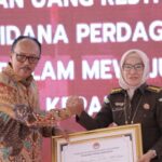 Ketua Lembaga Perlindungan Saksi dan Korban (LPSK), Brigjen (Purn) Achmadi saat kegiatan serah terima uang restitusi kepada korban Tindak Pidana Perdaganga Orang (TPPO) oleh Kejaksaan Negeri Kabupaten Bekasi, Jawa Barat, belum lama ini. Foto: Ist