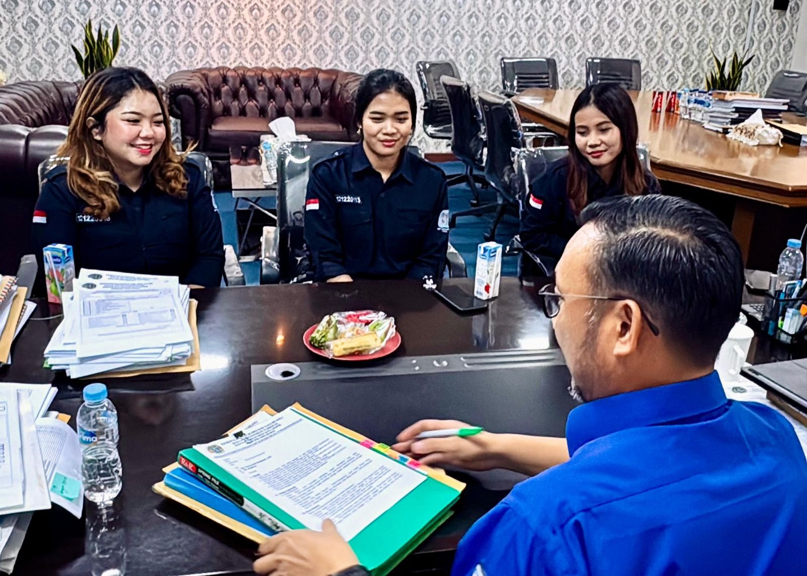 Caption: Kepala BPN Kota Depok Indra Gunawan menerima tiga mahasiswi Institut Teknologi Sumatera (Itera) Provinsi Lampung. Ketiganya telah menyelesaikan kerja praktik di Kantor Pertanahan Kota Depok, Rabu 31 Juli 2024. (Foto: BPN Kota Depok)