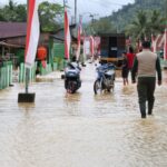 Kondisi desa yang terendam banjir di Kabupaten Konawe Utara, Sulawesi Tenggara, mulai berangsur surut pada Rabu (31/7/2024) siang. Foto: BPBD Kab. Konawe Utara