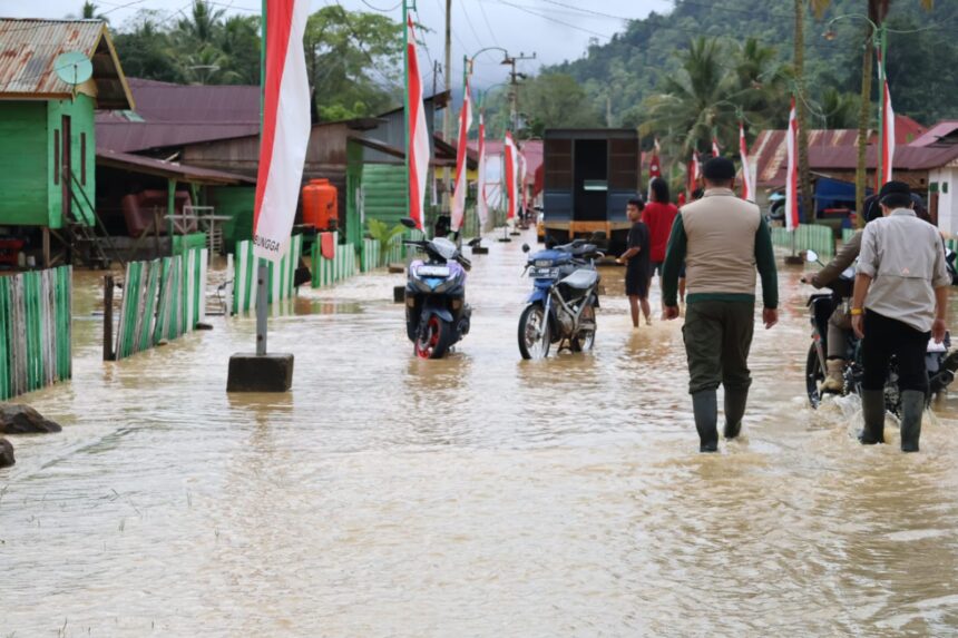 Kondisi desa yang terendam banjir di Kabupaten Konawe Utara, Sulawesi Tenggara, mulai berangsur surut pada Rabu (31/7/2024) siang. Foto: BPBD Kab. Konawe Utara