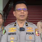 Kepala Rumah Sakit Polri Kramat Jati, Brigjen Pol Hariyanto dan jajaran memberikan keterangan terkait kondisi balita dan anak korban penganiayaan orangtua asuh di Jakarta Utara, pada Rabu (31/7/2024). Foto: Joesvicar Iqbal/ipol.id