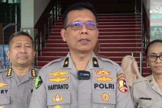 Kepala Rumah Sakit Polri Kramat Jati, Brigjen Pol Hariyanto dan jajaran memberikan keterangan terkait kondisi balita dan anak korban penganiayaan orangtua asuh di Jakarta Utara, pada Rabu (31/7/2024). Foto: Joesvicar Iqbal/ipol.id