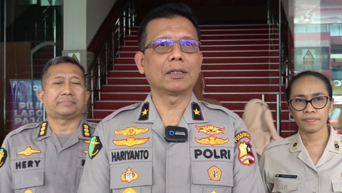 Kepala Rumah Sakit Polri Kramat Jati, Brigjen Pol Hariyanto dan jajaran memberikan keterangan terkait kondisi balita dan anak korban penganiayaan orangtua asuh di Jakarta Utara, pada Rabu (31/7/2024). Foto: Joesvicar Iqbal/ipol.id