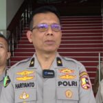 Kepala Rumah Sakit (Karumkit) Polri Kramat Jati, Brigjen Pol Hariyanto dan jajaran memberikan keterangan terkait kondisi kesehatan dua anak korban penganiayaan berinisial FW, 1, dan R, 6, yang dirawat di Rumah Sakit Polri Kramat Jati, Jakarta Timur, Rabu (31/7/2024). Foto: Joesvicar Iqbal/ipol.id