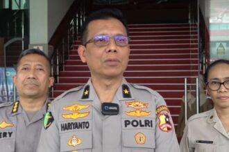 Kepala Rumah Sakit (Karumkit) Polri Kramat Jati, Brigjen Pol Hariyanto dan jajaran memberikan keterangan terkait kondisi kesehatan dua anak korban penganiayaan berinisial FW, 1, dan R, 6, yang dirawat di Rumah Sakit Polri Kramat Jati, Jakarta Timur, Rabu (31/7/2024). Foto: Joesvicar Iqbal/ipol.id