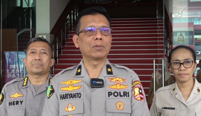 Kepala Rumah Sakit (Karumkit) Polri Kramat Jati, Brigjen Pol Hariyanto dan jajaran memberikan keterangan terkait kondisi kesehatan dua anak korban penganiayaan berinisial FW, 1, dan R, 6, yang dirawat di Rumah Sakit Polri Kramat Jati, Jakarta Timur, Rabu (31/7/2024). Foto: Joesvicar Iqbal/ipol.id