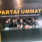 Pengurus Partai Ummat DPW Partai Ummat DKI Jakarta menyerahkan dua usulan nama bakal calon Gubernur DKI Jakarta kepada Pengurus DPP Partai Ummat pada Jumat (12/7/2024) di kantor DPP Partai Ummat di bilangan Tebet, Jakarta Selatan. Foto/ist