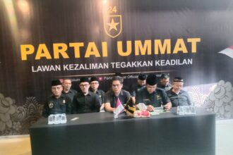 Pengurus Partai Ummat DPW Partai Ummat DKI Jakarta menyerahkan dua usulan nama bakal calon Gubernur DKI Jakarta kepada Pengurus DPP Partai Ummat pada Jumat (12/7/2024) di kantor DPP Partai Ummat di bilangan Tebet, Jakarta Selatan. Foto/ist