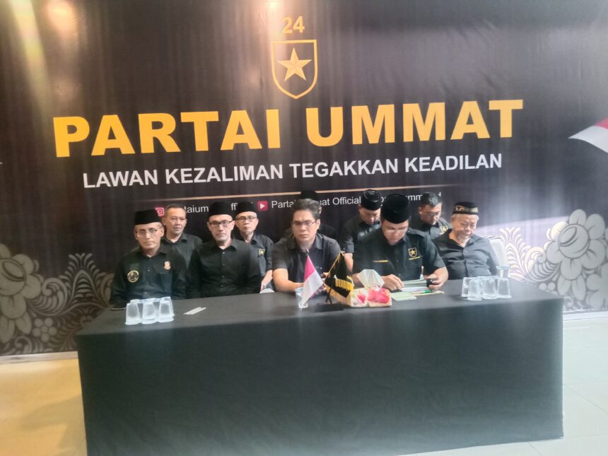 Pengurus Partai Ummat DPW Partai Ummat DKI Jakarta menyerahkan dua usulan nama bakal calon Gubernur DKI Jakarta kepada Pengurus DPP Partai Ummat pada Jumat (12/7/2024) di kantor DPP Partai Ummat di bilangan Tebet, Jakarta Selatan. Foto/ist