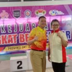 Kadispora DKI Jakarta, Andry Yansah, bersama Ketua Pengprov PABSI DKI Jakarta, Emmy Noerhayati Ketika Membuka Kejuaraan Angkat Besi Pelajar 2024 (bam/ipol)