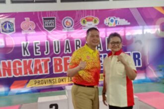 Kadispora DKI Jakarta, Andry Yansah, bersama Ketua Pengprov PABSI DKI Jakarta, Emmy Noerhayati Ketika Membuka Kejuaraan Angkat Besi Pelajar 2024 (bam/ipol)