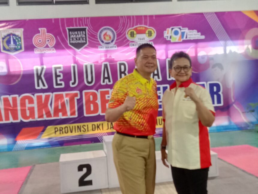 Kadispora DKI Jakarta, Andry Yansah, bersama Ketua Pengprov PABSI DKI Jakarta, Emmy Noerhayati Ketika Membuka Kejuaraan Angkat Besi Pelajar 2024 (bam/ipol)