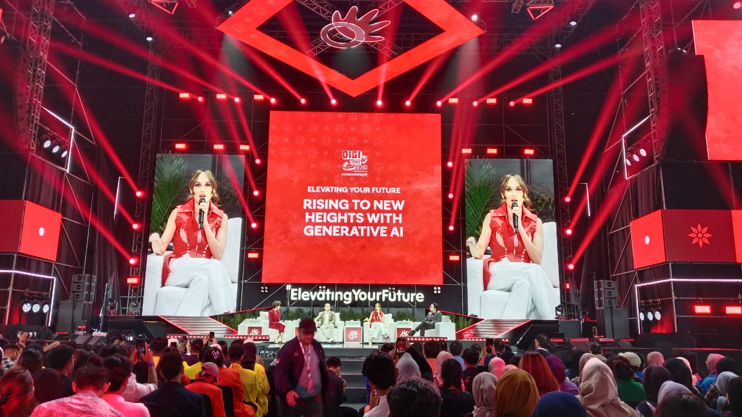 Actress & Sociopreneur Cinta Laura Kiehl dalam Talk Show Elevating Your Future bertajuk "Rising to New Heights with Generative AI" yang digelar di Tennis Indoor Senayan, Jakarta, Sabtu (27/7/2024). Foto: Yudha Krastawan/ipol.id