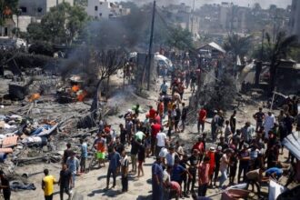 Warga Palestina berkumpul di dekat lokasi serangan Israel di kamp tenda di daerah al-Mawasi, Khan Younis, Jalur Gaza, 13 Juli 2024. (Foto: Reuters)