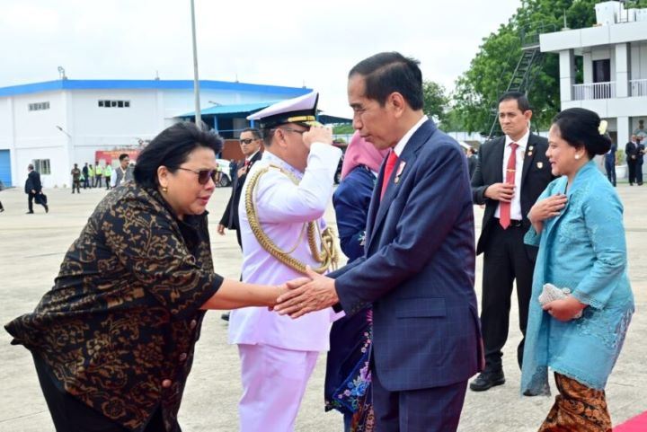 Presiden Jokowi dan ibu negara, Iriana Jokowi saat tiba Jakarta usai kunjungan luar negeri.(Foto BPMI Setpres)