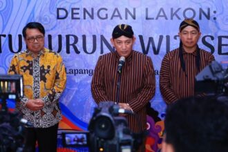 Kapolri Jenderal Listyo Sigit Prabowo di sela-sela pertunjukan wayang kulit dalam rangka HUT Ke-78 Bhayangkara di Lapangan Bhayangkara, Jakarta, Jumat (5/7/2024) malam. Foto: Humas Polri