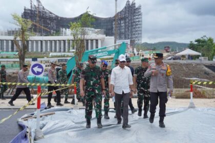 Kasum TNI Letjen Bambang Irawan tiba di IKN diantaranya mengunjungi hunian pekerja konstruksi (HPK), dilanjutkan menuju Plaza Ceremony dengan menyambangi istana negara dan lapangan upacara.