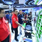 Komisaris Utama Pertamina Simon Aloysius Mantiri saat berkesempatan mencoba performa produk Bioethanol Pertamina ke FFV Toyota ini dengan melakukan test drive dalam gelaran Gaikindo Indonesia International Auto Show (GIIAS), di ICE BSD, Jumat (26/7/2024). Foto: Dok Pertamina