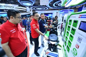 Komisaris Utama Pertamina Simon Aloysius Mantiri saat berkesempatan mencoba performa produk Bioethanol Pertamina ke FFV Toyota ini dengan melakukan test drive dalam gelaran Gaikindo Indonesia International Auto Show (GIIAS), di ICE BSD, Jumat (26/7/2024). Foto: Dok Pertamina