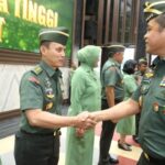 Kepala Staf Angkatan Darat (Kasad) Jenderal Maruli Simanjuntak saat menerima laporan Korps Kenaikan Pangkat 11 Perwira Tinggi (Pati) TNI AD di Markas Besar Angkatan Darat (Mabesad), Jakarta, Senin (8/7/2024). Foto: Dinas Penerangan Angkatan Darat (Dispenad)