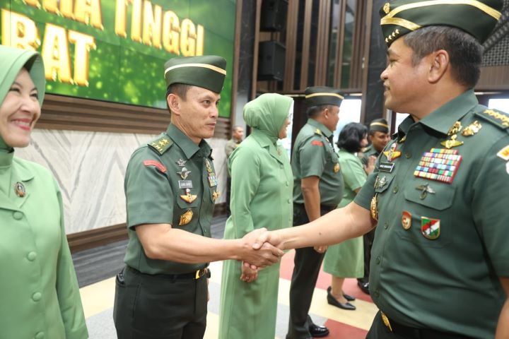 Kepala Staf Angkatan Darat (Kasad) Jenderal Maruli Simanjuntak saat menerima laporan Korps Kenaikan Pangkat 11 Perwira Tinggi (Pati) TNI AD di Markas Besar Angkatan Darat (Mabesad), Jakarta, Senin (8/7/2024). Foto: Dinas Penerangan Angkatan Darat (Dispenad)