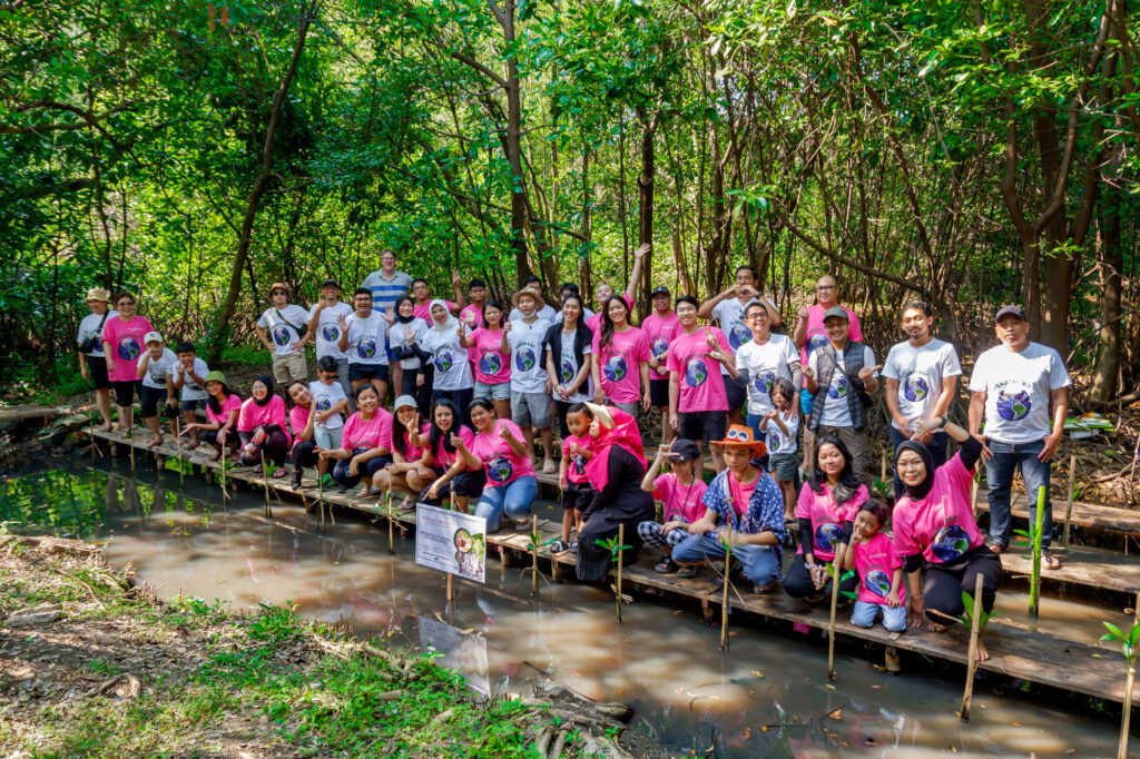 Penanaman 100 bibit mangrove oleh Komunitas Mangrove Jakarta dan Widyawan & Partners. (Alidrian Fahwi/ipol.id)