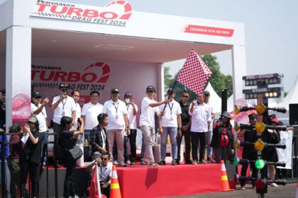 Direktur Perencanaan & Pengembangan Bisnis PT Pertamina Patra Niaga, Harsono Budi Santoso saat membuka gelaran Pertamax Turbo Drag Fest 2024 di Lapangan Udara Cicangkal, Bogor, Sabtu (13/7/2024). Foto: Dok Pertamina Kegiatan ini resmi dibuka oleh Direktur Perencanaan & Pengembangan Bisnis PT Pertamina Patra Niaga, Harsono Budi Santoso