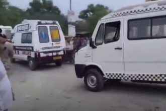 Ambulans mengevakuasi korban tewas karena terinjak-injak dalam sebuah pertemuan keagamaan Hindu di Uttar Pradesh, negara bagian di India Utara. Foto: Tangkapan layar