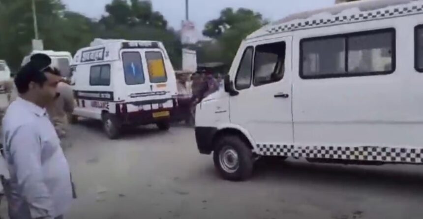 Ambulans mengevakuasi korban tewas karena terinjak-injak dalam sebuah pertemuan keagamaan Hindu di Uttar Pradesh, negara bagian di India Utara. Foto: Tangkapan layar